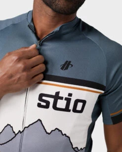 Men's Stio® Team Jersey SS -Stio Store 200766 420 7 947c33ad febb 4289 b097 e8a589fe80f4